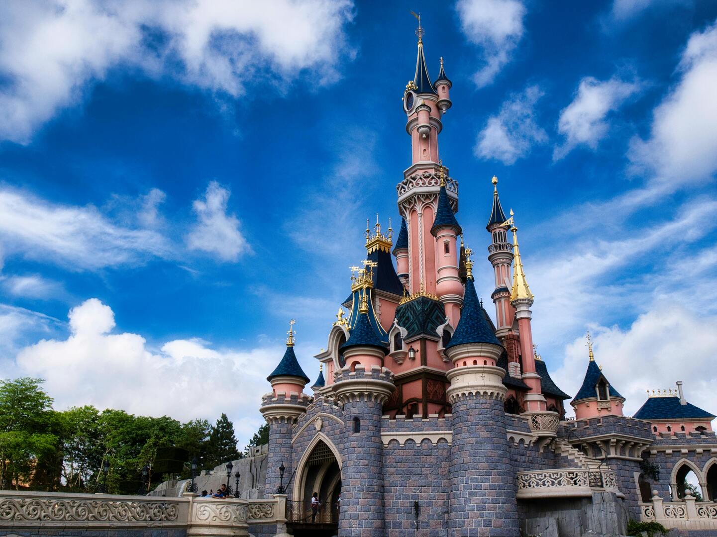 Castillo de Disneyland París con familias disfrutando del parque